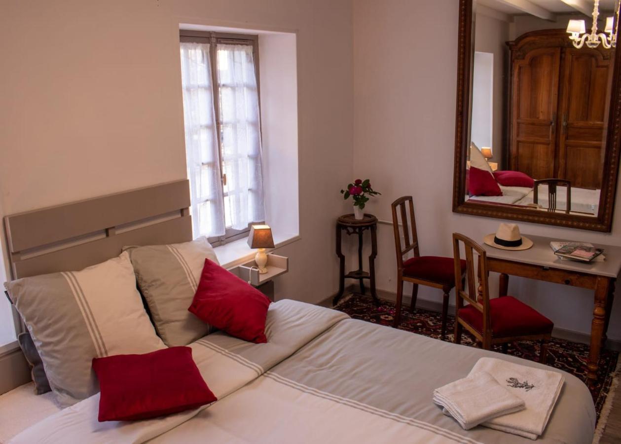 Une Suite Au Jardin Hyenville Bagian luar foto